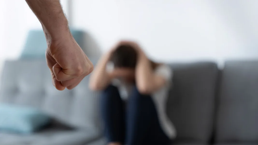 Πάτρα: Αστυνομικοί έσπασαν την πόρτα για να σώσουν γυναίκα που ξυλοκοπείτο άγρια από τον άνδρα της Πάτρα: Αστυνομικοί έσπασαν την πόρτα για να σώσουν γυναίκα που ξυλοκοπείτο άγρια από τον άνδρα της