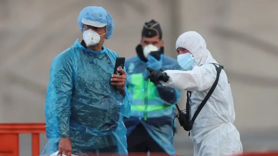 Ιταλία: Υποχρεωτική καραντίνα για 24χρονο που βρέθηκε σε ίδια πτήση με γυναίκα που πέθανε από χανταϊό Ιταλία: Υποχρεωτική καραντίνα για 24χρονο που βρέθηκε σε ίδια πτήση με γυναίκα που πέθανε από χανταϊό
