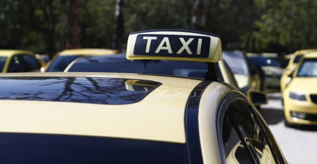 Χειροπέδες σε ταξιτζή που είχε διπλή ταρίφα στο ταξίμετρο για διαδρομές μέρα μεσημέρι Χειροπέδες σε ταξιτζή που είχε διπλή ταρίφα στο ταξίμετρο για διαδρομές μέρα μεσημέρι