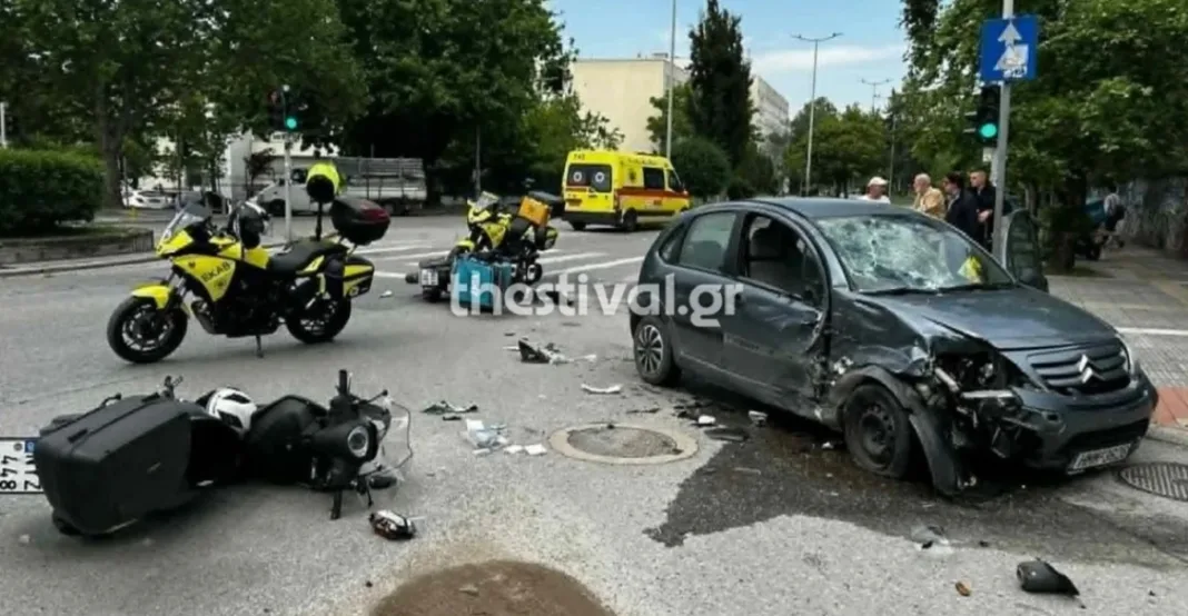 Σφοδρή σύγκρουση αυτοκινήτου με δύο μηχανές στη Θεσσαλονίκη – Δύο τραυματίες στο νοσοκομείο Σφοδρή σύγκρουση αυτοκινήτου με δύο μηχανές στη Θεσσαλονίκη – Δύο τραυματίες στο νοσοκομείο