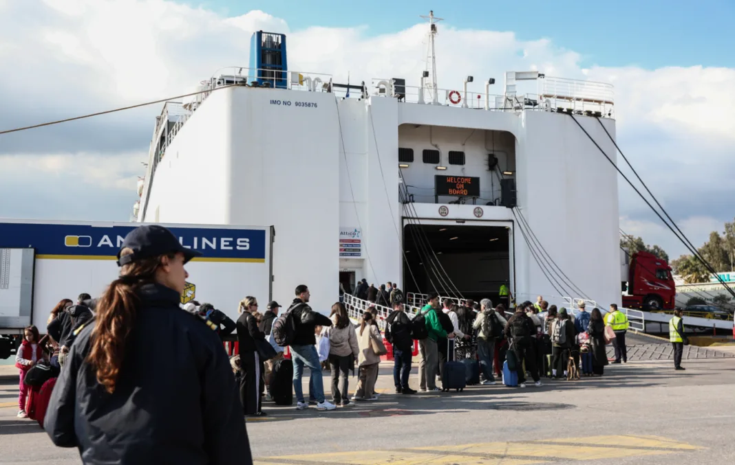 Έξοδος για το τριήμερο του Αγίου Πνεύματος: Αυξημένη η κίνηση στο λιμάνι του Πειραιά, καθυστερήσεις και στον Κηφισό λόγω έργων Έξοδος για το τριήμερο του Αγίου Πνεύματος: Αυξημένη η κίνηση στο λιμάνι του Πειραιά, καθυστερήσεις και στον Κηφισό λόγω έργων