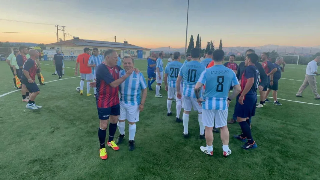 Ισόπαλο 1-1 έληξε το ντέρμπι ανάμεσα στην ομάδα της Βουλής και τους Παλαίμαχους της Σπάρτης, αλλά στο τέλος νίκησαν η Αγάπη, η Ενότητα, η Ενσυναίσθηση, η Ομοψυγία και η Αλληλεγγύη στην κοινωνία Ισόπαλο 1-1 έληξε το ντέρμπι ανάμεσα στην ομάδα της Βουλής και τους Παλαίμαχους της Σπάρτης, αλλά στο τέλος νίκησαν η Αγάπη, η Ενότητα, η Ενσυναίσθηση, η Ομοψυγία και η Αλληλεγγύη στην κοινωνία