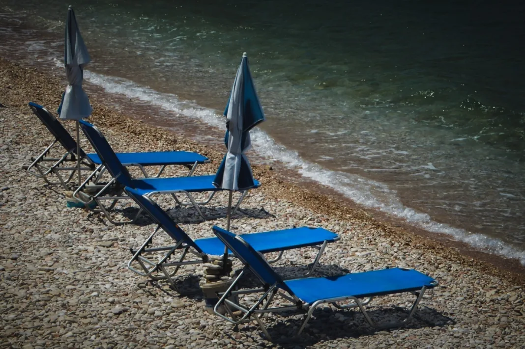 Συνελήφθη 72χρονος για παράνομες ξαπλώστρες και ομπρέλες σε παραλία στην Ανάβυσσο Συνελήφθη 72χρονος για παράνομες ξαπλώστρες και ομπρέλες σε παραλία στην Ανάβυσσο