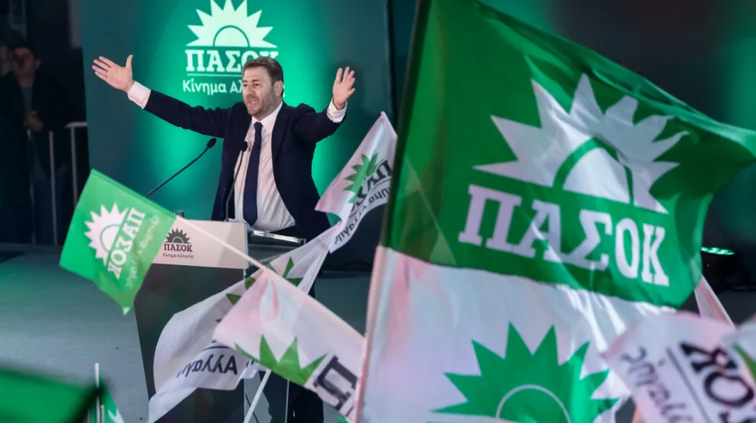 Τα δωρεάν εισιτήρια του Ανδρουλάκη και οι σημαίες του ΠΑΣΟΚ Τα δωρεάν εισιτήρια του Ανδρουλάκη και οι σημαίες του ΠΑΣΟΚ