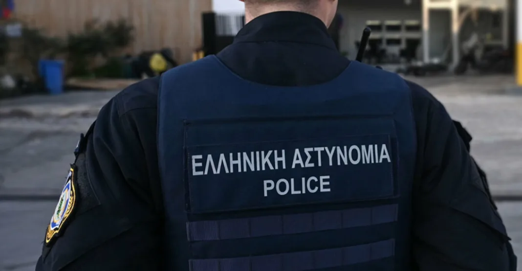 Λάρισα: 21χρονος έστειλε αστυνομικό στο νοσοκομείο με κουτουλιά μέσα στο Αστυνομικό Μέγαρο Λάρισα: 21χρονος έστειλε αστυνομικό στο νοσοκομείο με κουτουλιά μέσα στο Αστυνομικό Μέγαρο