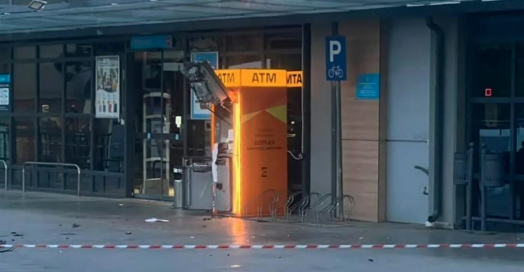 Έκρηξη σε ΑΤΜ έξω από σούπερ μάρκετ στα Βριλήσσια Έκρηξη σε ΑΤΜ έξω από σούπερ μάρκετ στα Βριλήσσια