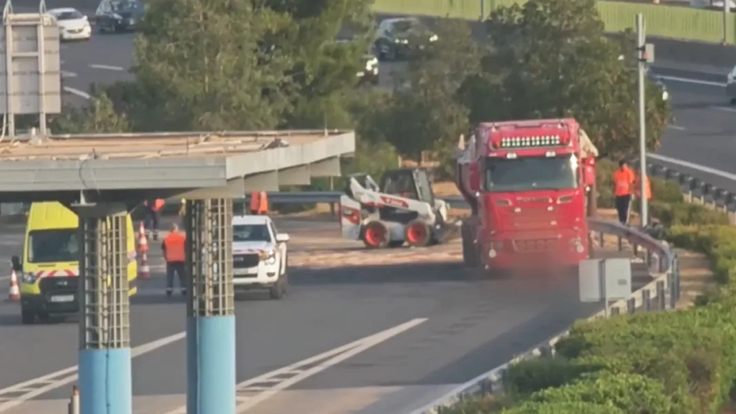 Ανετράπη φορτηγό με μπάζα στην Αττική Οδό Ανετράπη φορτηγό με μπάζα στην Αττική Οδό