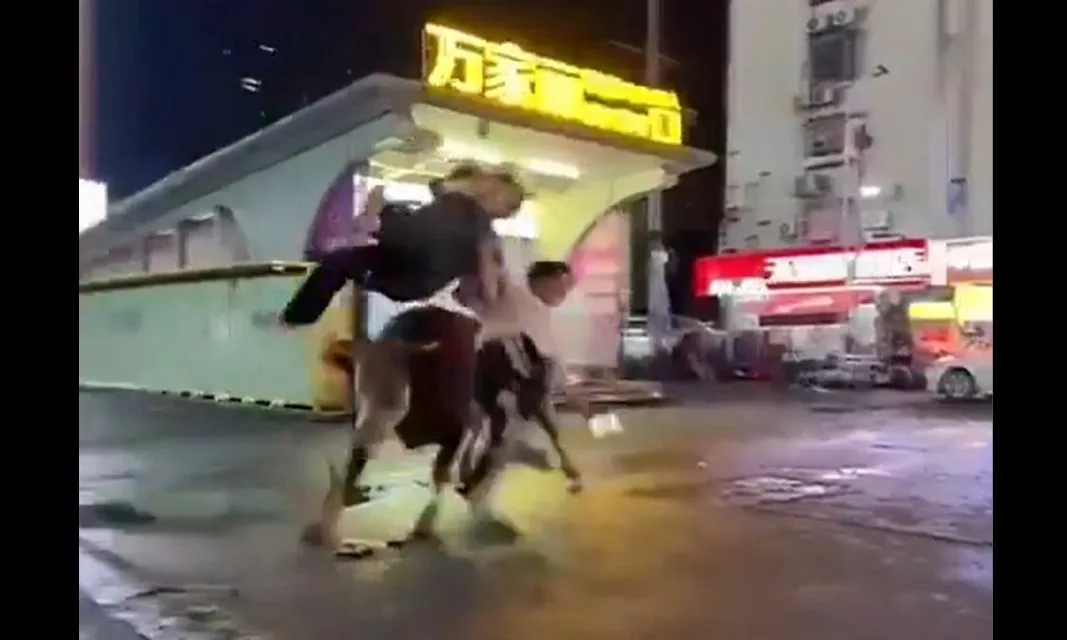 Ταύρος δραπέτευσε από σφαγείο και επιτέθηκε σε περαστικούς στην Κίνα Ταύρος δραπέτευσε από σφαγείο και επιτέθηκε σε περαστικούς στην Κίνα