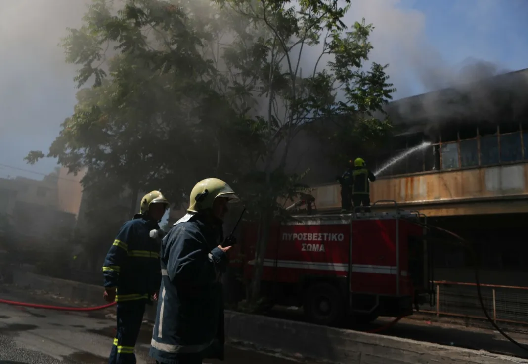 Συνεχίζεται η κατάσβεση της φωτιάς που ξέσπασε σε εργοστάσιο με πλαστικά στο Αιγάλεω Συνεχίζεται η κατάσβεση της φωτιάς που ξέσπασε σε εργοστάσιο με πλαστικά στο Αιγάλεω