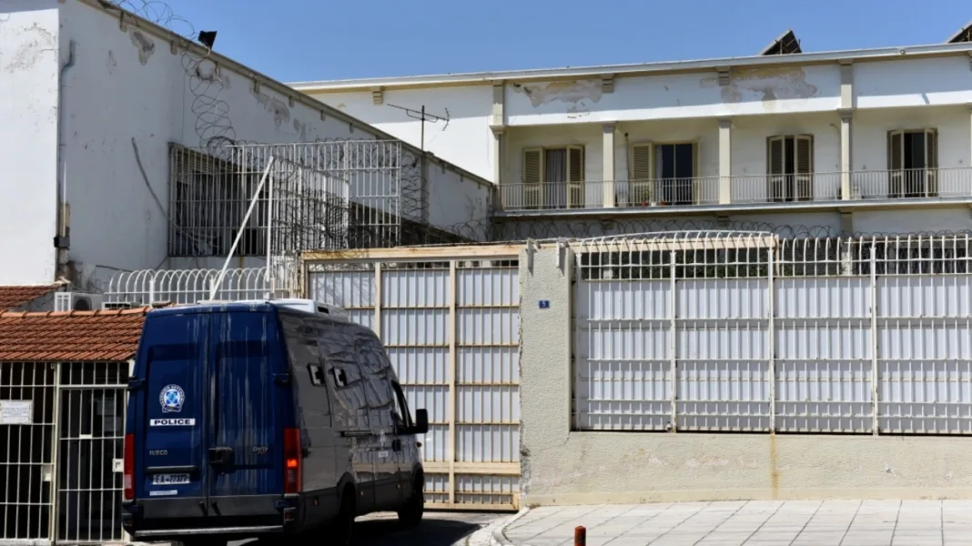 Συναγερμός στις φυλακές Κορυδαλλού: Απέδρασε 48χρονος κρατούμενος, συνελήφθησαν δύο σωφρονιστικοί υπάλληλοι Συναγερμός στις φυλακές Κορυδαλλού: Απέδρασε 48χρονος κρατούμενος, συνελήφθησαν δύο σωφρονιστικοί υπάλληλοι