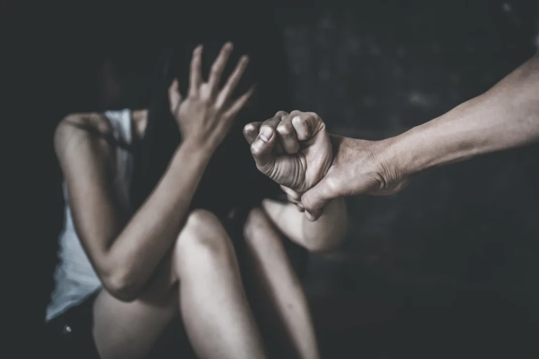 Καταδικάστηκε μητέρα στη Ρόδο που κακοποιούσε σωματικά την ανήλικη κόρη της επί 6 χρόνια Καταδικάστηκε μητέρα στη Ρόδο που κακοποιούσε σωματικά την ανήλικη κόρη της επί 6 χρόνια