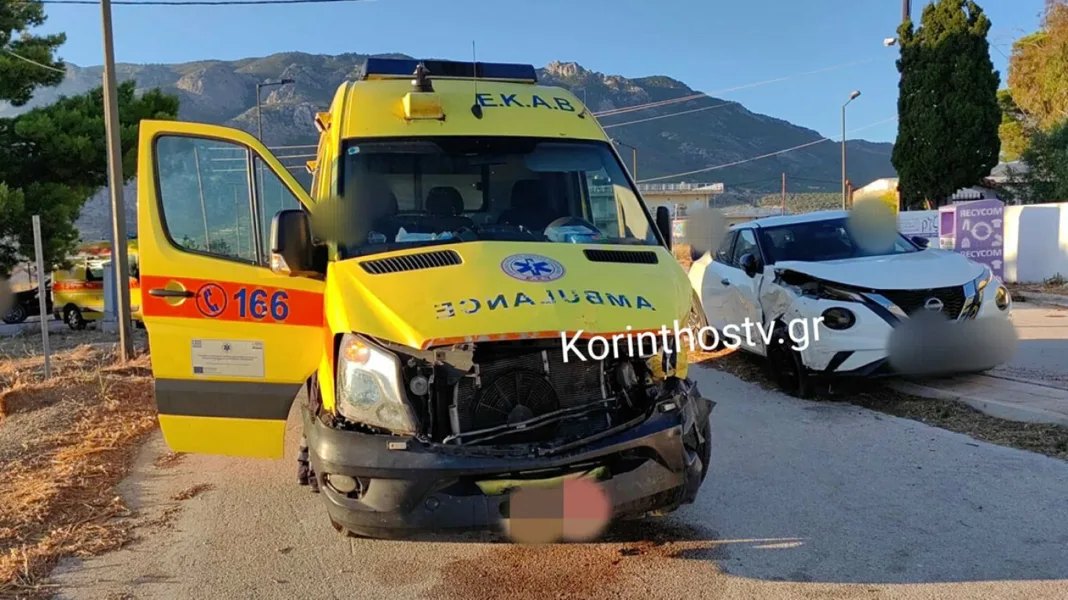 Σοβαρό τροχαίο στο Λουτράκι: Αυτοκίνητο συγκρούστηκε με ασθενοφόρο, δύο τραυματίες Σοβαρό τροχαίο στο Λουτράκι: Αυτοκίνητο συγκρούστηκε με ασθενοφόρο, δύο τραυματίες