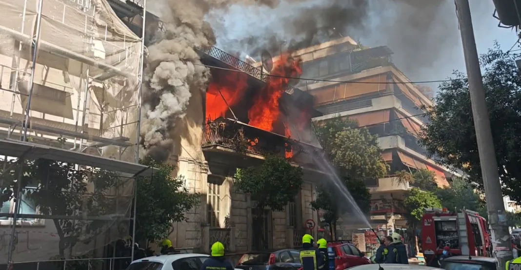 Φωτιά σε διώροφο στην Καλλιθέα: Ηλικιωμένη πήδηξε από το μπαλκόνι για να σωθεί Φωτιά σε διώροφο στην Καλλιθέα: Ηλικιωμένη πήδηξε από το μπαλκόνι για να σωθεί