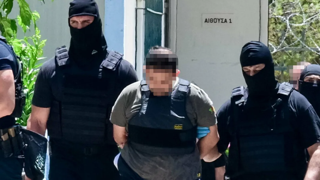 Η Αστυνομία αναζητά δύο συνεργάτες του Παλαιστίνιου της Χαμάς που κατηγορείται για σχέδιο τρομοκρατικής επίθεσης Η Αστυνομία αναζητά δύο συνεργάτες του Παλαιστίνιου της Χαμάς που κατηγορείται για σχέδιο τρομοκρατικής επίθεσης