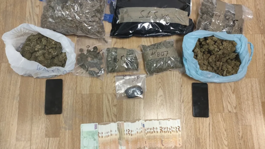 Αθήνα: Συνελήφθη 57χρονος για διακίνηση ναρκωτικών – Κατασχέθηκαν σχεδόν 3 κιλά κάνναβης Αθήνα: Συνελήφθη 57χρονος για διακίνηση ναρκωτικών – Κατασχέθηκαν σχεδόν 3 κιλά κάνναβης