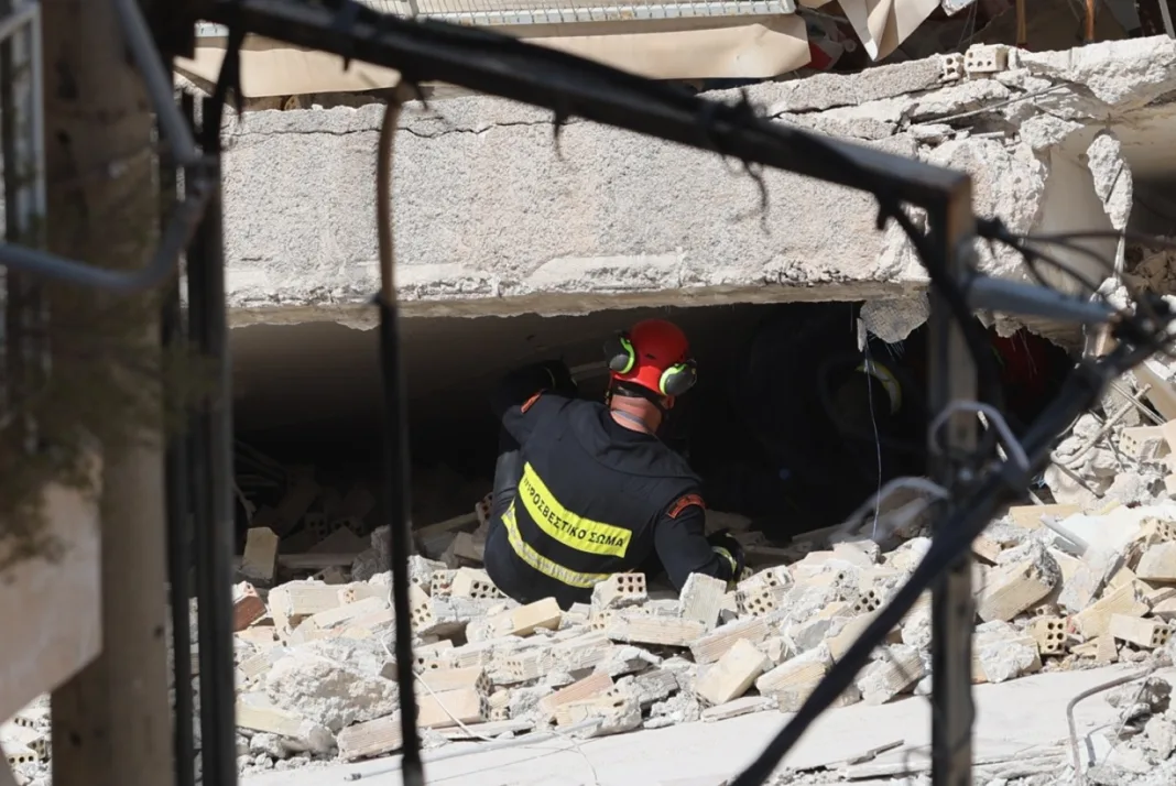 Συνεχίζονται οι έρευνες για τυχόν εγκλωβισμένους μετά την κατάρρευση της πολυκατοικίας στα Πετράλωνα Συνεχίζονται οι έρευνες για τυχόν εγκλωβισμένους μετά την κατάρρευση της πολυκατοικίας στα Πετράλωνα