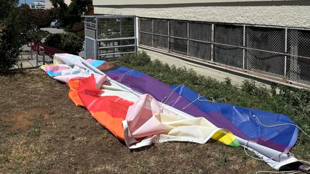Θεσσαλονίκη: Βανδάλισαν την σημαία του pride στο ΑΠΘ Θεσσαλονίκη: Βανδάλισαν την σημαία του pride στο ΑΠΘ