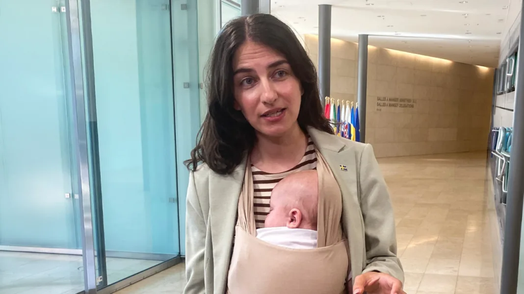 Η Σουηδή υπουργός Περιβάλλοντος πήγε σε συνεδρίαση της ΕΕ με το μωρό της Η Σουηδή υπουργός Περιβάλλοντος πήγε σε συνεδρίαση της ΕΕ με το μωρό της
