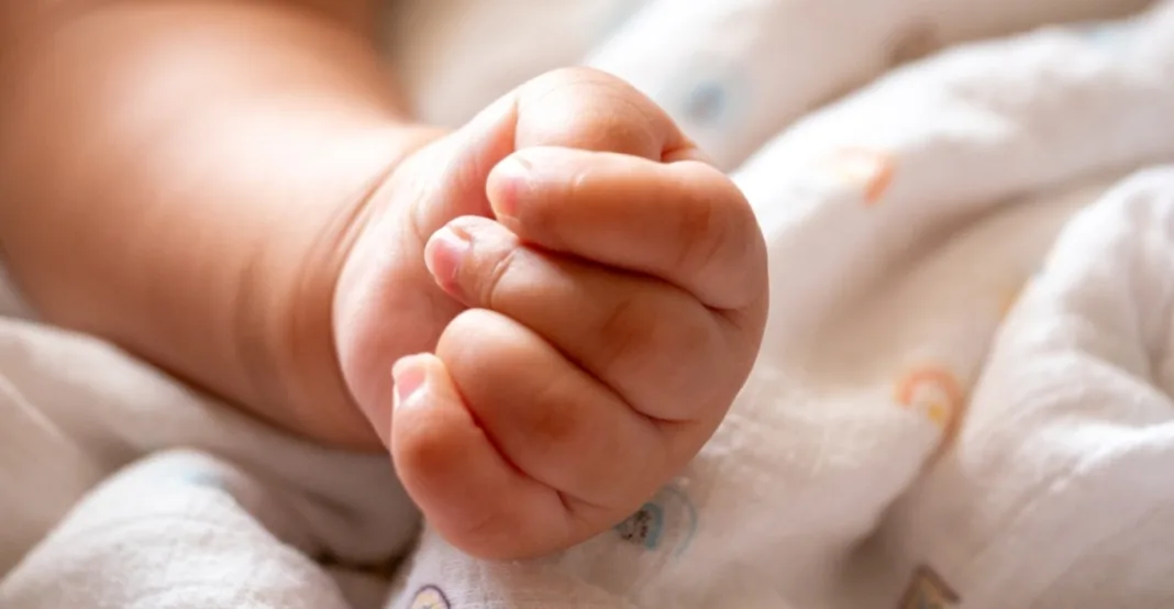 Πατέρας κακοποιούσε το βρέφος του στη μέση του δρόμου στην Σύρο Πατέρας κακοποιούσε το βρέφος του στη μέση του δρόμου στην Σύρο