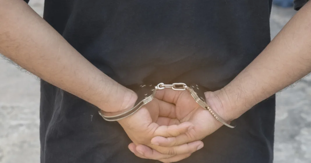 Συνελήφθη 21χρονος που έκλεβε από μνήματα στο Κοιμητήριο Ελληνικού Συνελήφθη 21χρονος που έκλεβε από μνήματα στο Κοιμητήριο Ελληνικού
