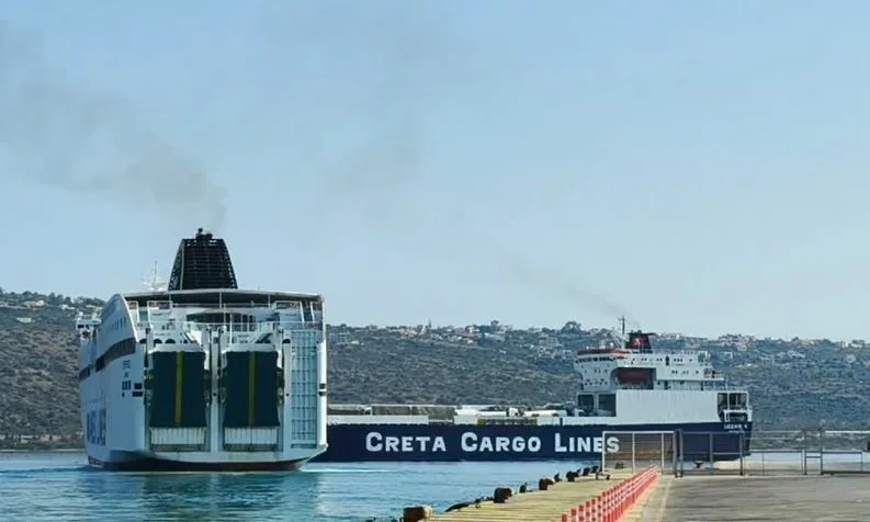 Σοβαρή επακούμβηση πλοίων στη Σούδα: Το «Έλυρος» προσέκρουσε στην πλώρη φορτηγού πλοίου Σοβαρή επακούμβηση πλοίων στη Σούδα: Το «Έλυρος» προσέκρουσε στην πλώρη φορτηγού πλοίου