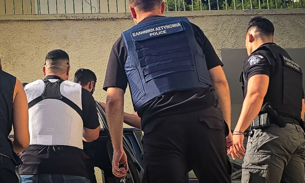 Έγκλημα στη Σύρο: Σε κατ’ οίκον περιορισμό ο 42χρονος για την υπόθεση της δολοφονίας της 41χρονης Έγκλημα στη Σύρο: Σε κατ’ οίκον περιορισμό ο 42χρονος για την υπόθεση της δολοφονίας της 41χρονης