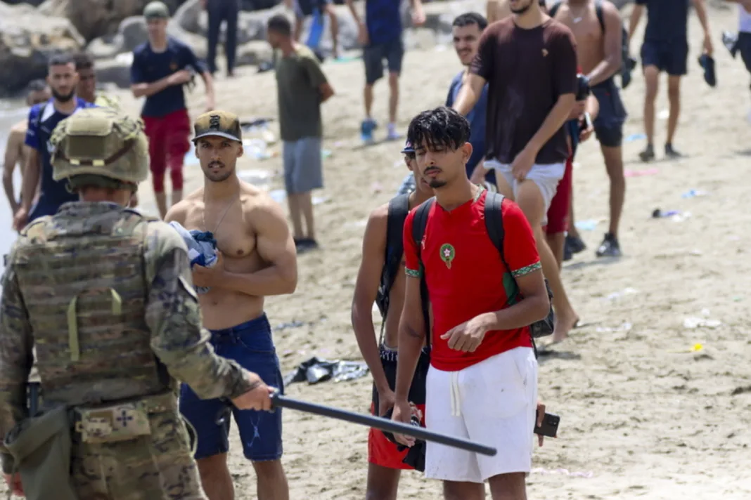 Από τους 60.000 μετανάστες που εισέβαλαν στη Θέουτα οι 37.500 επέστρεψαν στο Μαρόκο, λέει η ισπανική κυβέρνηση Από τους 60.000 μετανάστες που εισέβαλαν στη Θέουτα οι 37.500 επέστρεψαν στο Μαρόκο, λέει η ισπανική κυβέρνηση