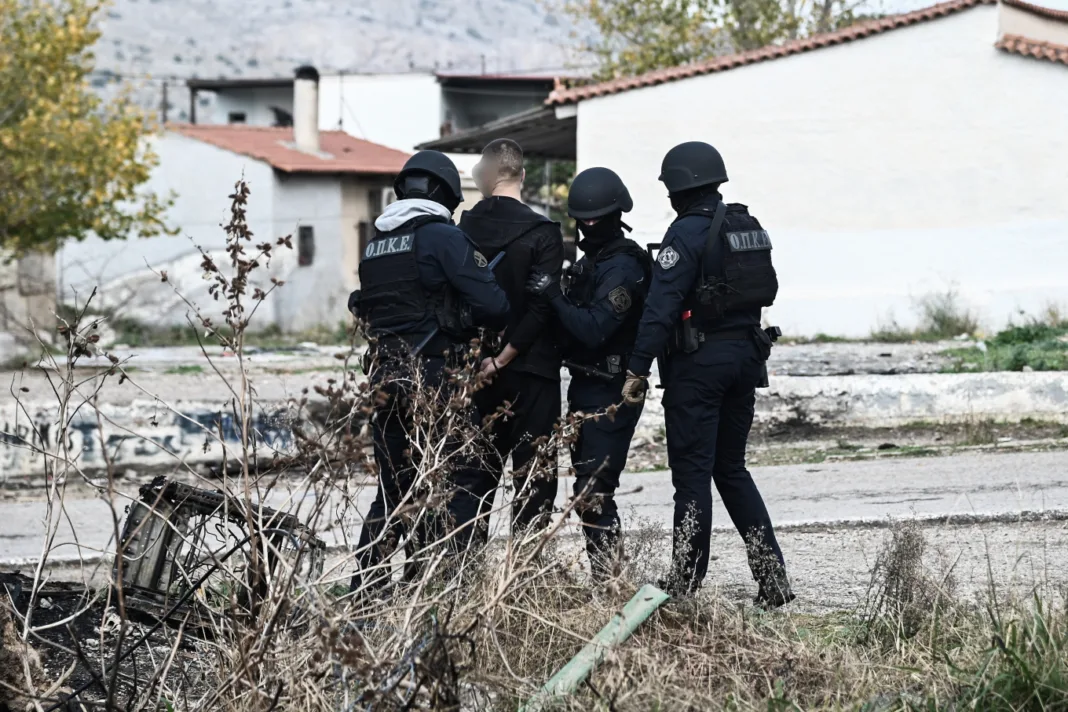 Καταδίωξη με πυροβολισμούς στο Άργος, τραυματίστηκε οδηγός που επιχείρησε να διαφύγει Καταδίωξη με πυροβολισμούς στο Άργος, τραυματίστηκε οδηγός που επιχείρησε να διαφύγει