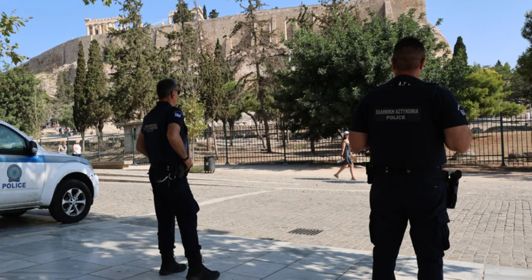 Συνελήφθησαν τρεις ανήλικοι για απόπειρα ληστείας στο κέντρο της Αθήνας Συνελήφθησαν τρεις ανήλικοι για απόπειρα ληστείας στο κέντρο της Αθήνας