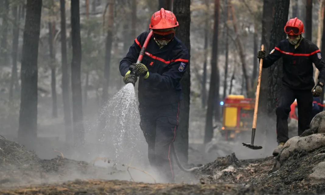 Συνελήφθη εθελοντής πυροσβέστης για τη φωτιά στο Φοντεντεμπλό της Γαλλίας Συνελήφθη εθελοντής πυροσβέστης για τη φωτιά στο Φοντεντεμπλό της Γαλλίας