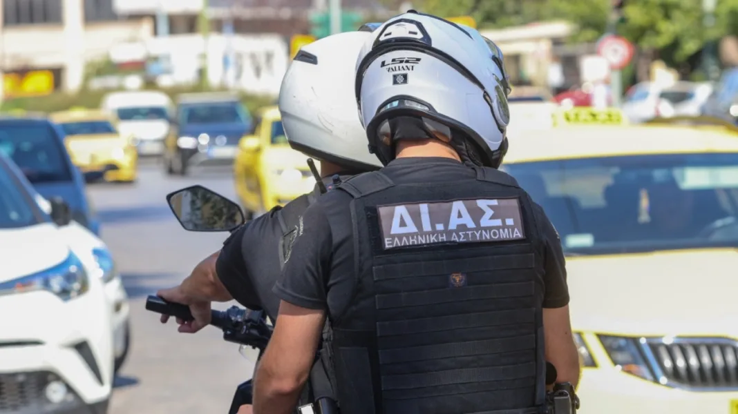 Συνελήφθη υπάλληλος περιπτέρου που πούλησε αλκοόλ στον 17χρονο που έπεσε από μπαλκόνι ξενοδοχείου Συνελήφθη υπάλληλος περιπτέρου που πούλησε αλκοόλ στον 17χρονο που έπεσε από μπαλκόνι ξενοδοχείου