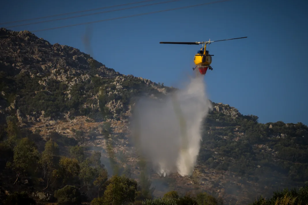 Φωτιά στον Ασπρόπυργο στην θέση Λάκκα Κάτσαρη, επιχειρούν 9 εναέρια Φωτιά στον Ασπρόπυργο στην θέση Λάκκα Κάτσαρη, επιχειρούν 9 εναέρια