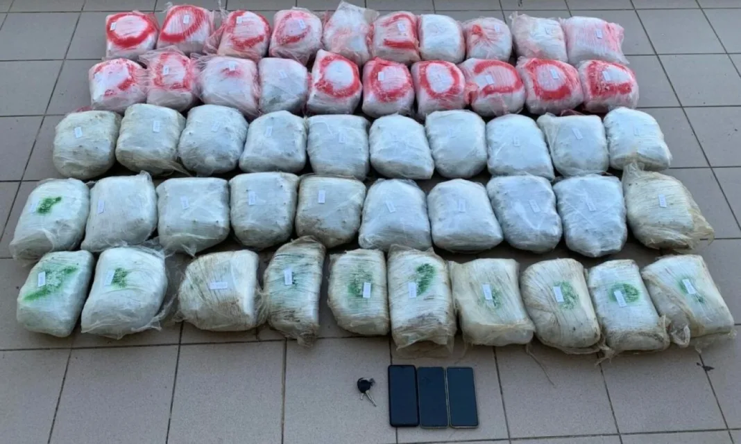 Συνελήφθη 68χρονος με πάνω από 55 κιλά κάνναβης σε ΙΧ αυτοκίνητο στη Φλώρινα Συνελήφθη 68χρονος με πάνω από 55 κιλά κάνναβης σε ΙΧ αυτοκίνητο στη Φλώρινα