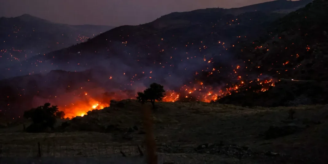 Φωτιά στο Ρέθυμνο: Εκτός ελέγχου, με καμμένα σπίτια, εκκενώσεις και διαδώσεις πολιτών-Νεκροί δύο πυροσβέστες Φωτιά στο Ρέθυμνο: Εκτός ελέγχου, με καμμένα σπίτια, εκκενώσεις και διαδώσεις πολιτών-Νεκροί δύο πυροσβέστες
