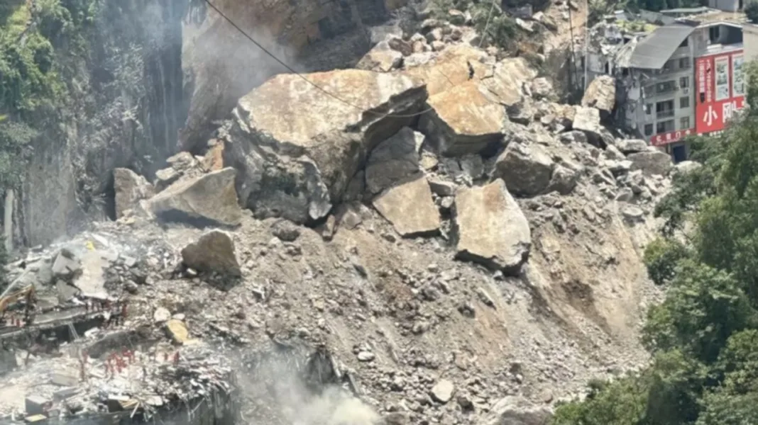 Τουλάχιστον 11 νεκροί και 50 αγνοούμενοι μετά την κατολίσθηση στην Κίνα Τουλάχιστον 11 νεκροί και 50 αγνοούμενοι μετά την κατολίσθηση στην Κίνα