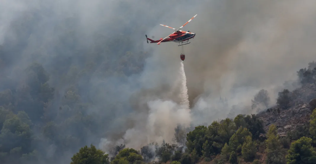 Νέο κύμα καύσωνα ενώ οι πυροσβέστες παλεύουν με τις φλόγες στην Ισπανία, έχουν καεί 750.000 στρέμματα Νέο κύμα καύσωνα ενώ οι πυροσβέστες παλεύουν με τις φλόγες στην Ισπανία, έχουν καεί 750.000 στρέμματα