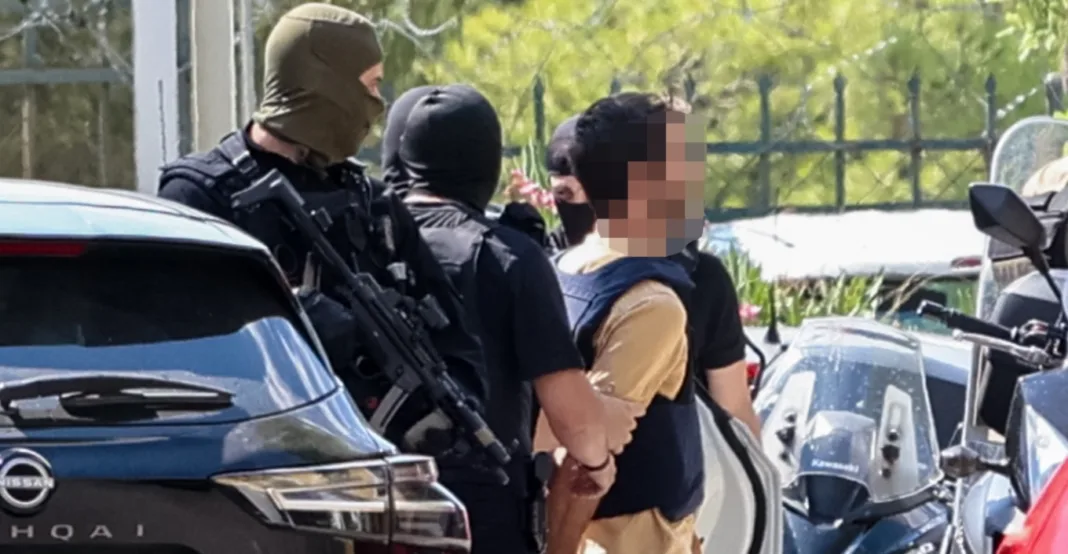 Στις φυλακές Ναυπλίου και Μαλανδρίνου οι δύο προφυλακισμένοι για την υπόθεση της Marfin, συναινεί στην έκδοσή της η 46χρονη από το Λονδίνο Στις φυλακές Ναυπλίου και Μαλανδρίνου οι δύο προφυλακισμένοι για την υπόθεση της Marfin, συναινεί στην έκδοσή της η 46χρονη από το Λονδίνο