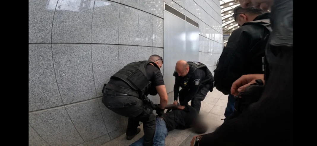 Σουδανός συνελήφθη όταν μπήκε μέσα στο τούνελ του Μετρό και φώναζε «Αλλάχ Άκμπαρ» Σουδανός συνελήφθη όταν μπήκε μέσα στο τούνελ του Μετρό και φώναζε «Αλλάχ Άκμπαρ»