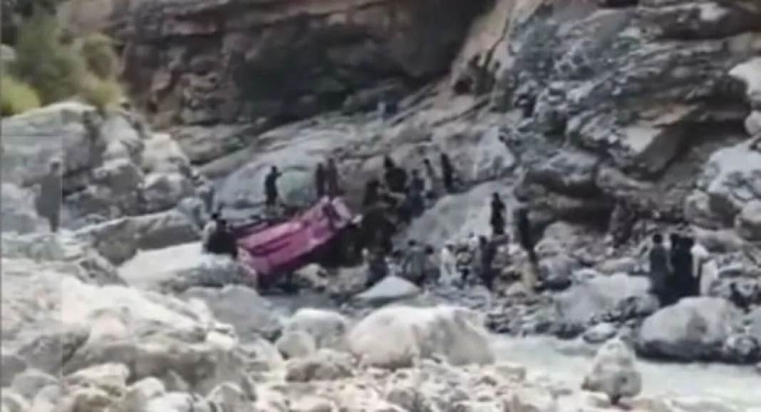 Τουλάχιστον 40 άνθρωποι σκοτώθηκαν σε δυστύχημα με λεωφορείο στο Πακιστάν Τουλάχιστον 40 άνθρωποι σκοτώθηκαν σε δυστύχημα με λεωφορείο στο Πακιστάν