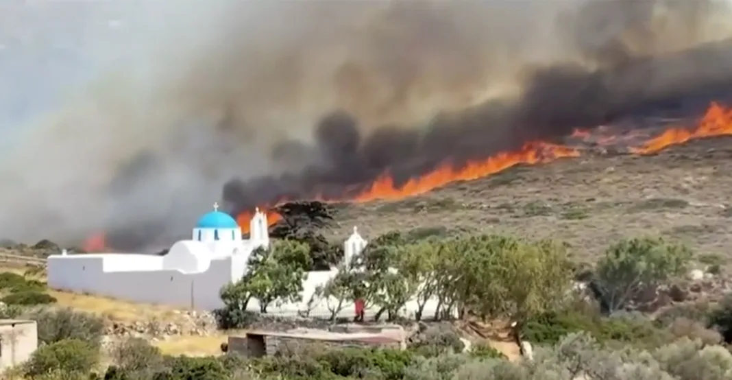 Σε ύφεση η πυρκαγιά στην Πάρο Σε ύφεση η πυρκαγιά στην Πάρο