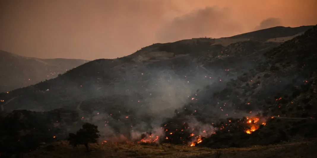 Φωτιά στο Ρέθυμνο: Μαίνεται ανεξέλεγκτη, Δεν πετούν εναέρια μέσα εξαιτίας θυελλωδών ανέμων Φωτιά στο Ρέθυμνο: Μαίνεται ανεξέλεγκτη, Δεν πετούν εναέρια μέσα εξαιτίας θυελλωδών ανέμων