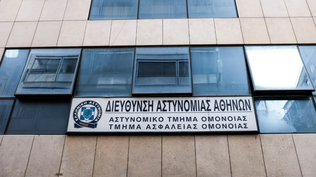 Φυλάκιση 4 και 4,5 ετών με αναστολή στους δύο αστυνομικούς για τον βιασμό της 19χρονης στο ΑΤ Ομόνοιας Φυλάκιση 4 και 4,5 ετών με αναστολή στους δύο αστυνομικούς για τον βιασμό της 19χρονης στο ΑΤ Ομόνοιας