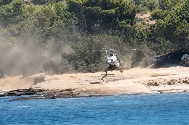 Σπέτσες: Ελικόπτερο προσγειώθηκε σε παραλία με λουόμενους – Συνελήφθη ο πιλότος Σπέτσες: Ελικόπτερο προσγειώθηκε σε παραλία με λουόμενους – Συνελήφθη ο πιλότος