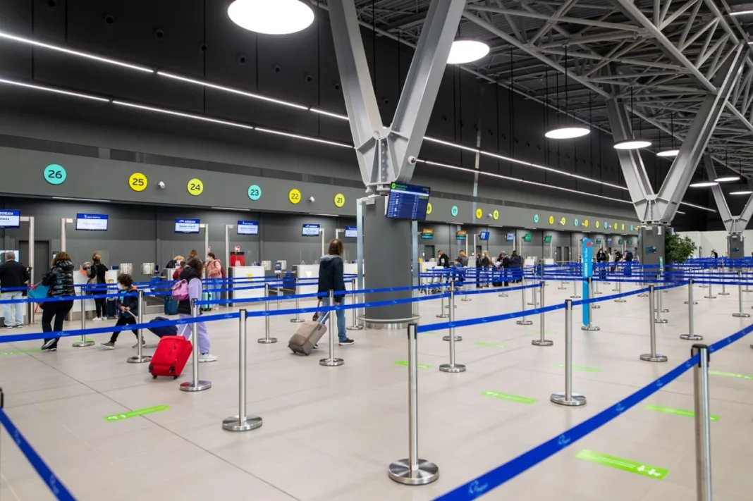 Θεσσαλονίκη: Μεθυσμένος Άγγλος επιτέθηκε σε επιβάτες και πλήρωμα πτήσης, αναγκαστική προσγείωση στο «Μακεδονία» Θεσσαλονίκη: Μεθυσμένος Άγγλος επιτέθηκε σε επιβάτες και πλήρωμα πτήσης, αναγκαστική προσγείωση στο «Μακεδονία»