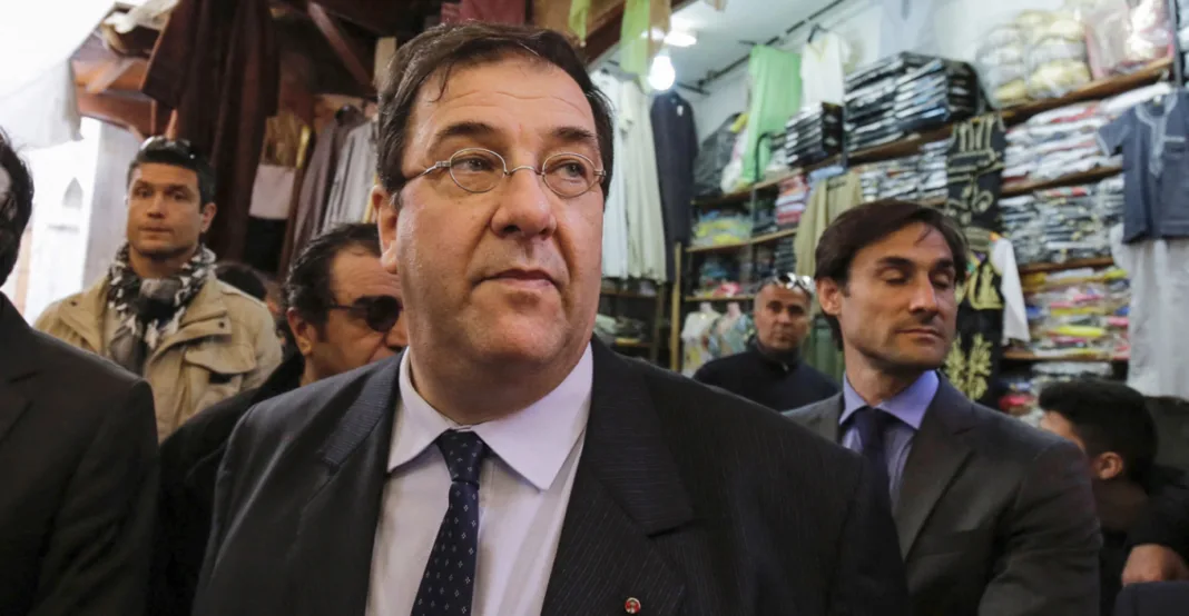 Σε μπελάδες Γάλλος πρέσβης για τις επισκέψεις 30 νεαρών γυναικών στην επίσημη κατοικία του Σε μπελάδες Γάλλος πρέσβης για τις επισκέψεις 30 νεαρών γυναικών στην επίσημη κατοικία του