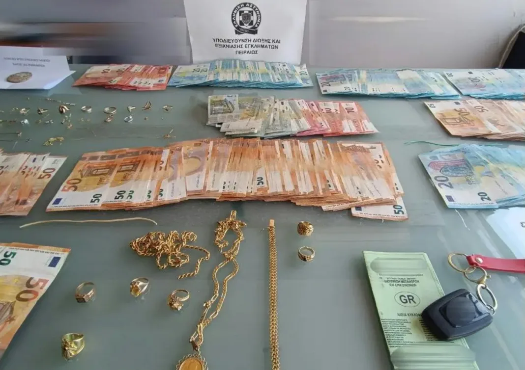 Εξαρθρώθηκε συμμορία διαρρηκτών στην Αττική, ξεπερνά τα 130.000 ευρώ η λεία τους Εξαρθρώθηκε συμμορία διαρρηκτών στην Αττική, ξεπερνά τα 130.000 ευρώ η λεία τους