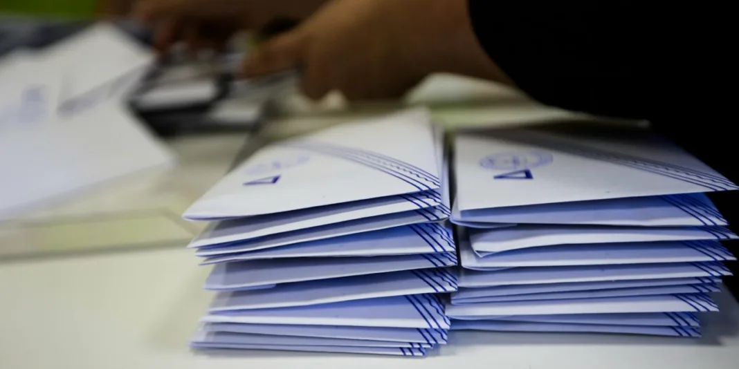 Δημοσκόπηση Interview: Σταθερή πρωτιά για ΝΔ με 26,5% -Δεύτερος ο Τσίπρας, τρίτο το ΠΑΣΟΚ -Καταρρέει το κόμμα Καρυστιανού Δημοσκόπηση Interview: Σταθερή πρωτιά για ΝΔ με 26,5% -Δεύτερος ο Τσίπρας, τρίτο το ΠΑΣΟΚ -Καταρρέει το κόμμα Καρυστιανού
