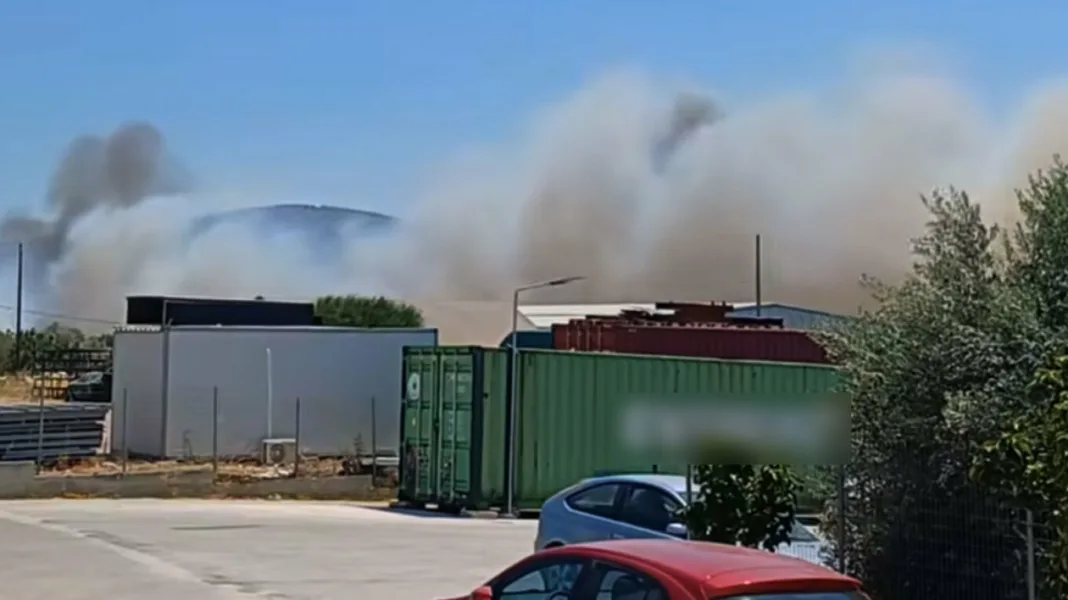 Φωτιά στη Βιομηχανική Περιοχή Κορωπίου, μήνυμα από το 112 για ετοιμότητα Φωτιά στη Βιομηχανική Περιοχή Κορωπίου, μήνυμα από το 112 για ετοιμότητα