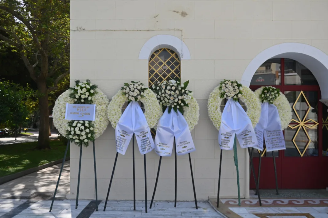 Πλήθος κόσμου στην κηδεία του Δημήτρη Κόκοτα Πλήθος κόσμου στην κηδεία του Δημήτρη Κόκοτα