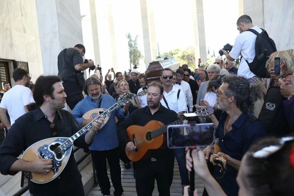 Τελευταίο “αντίο” στον Νίκο Καλογερόπουλο με τραγούδια Τελευταίο “αντίο” στον Νίκο Καλογερόπουλο με τραγούδια